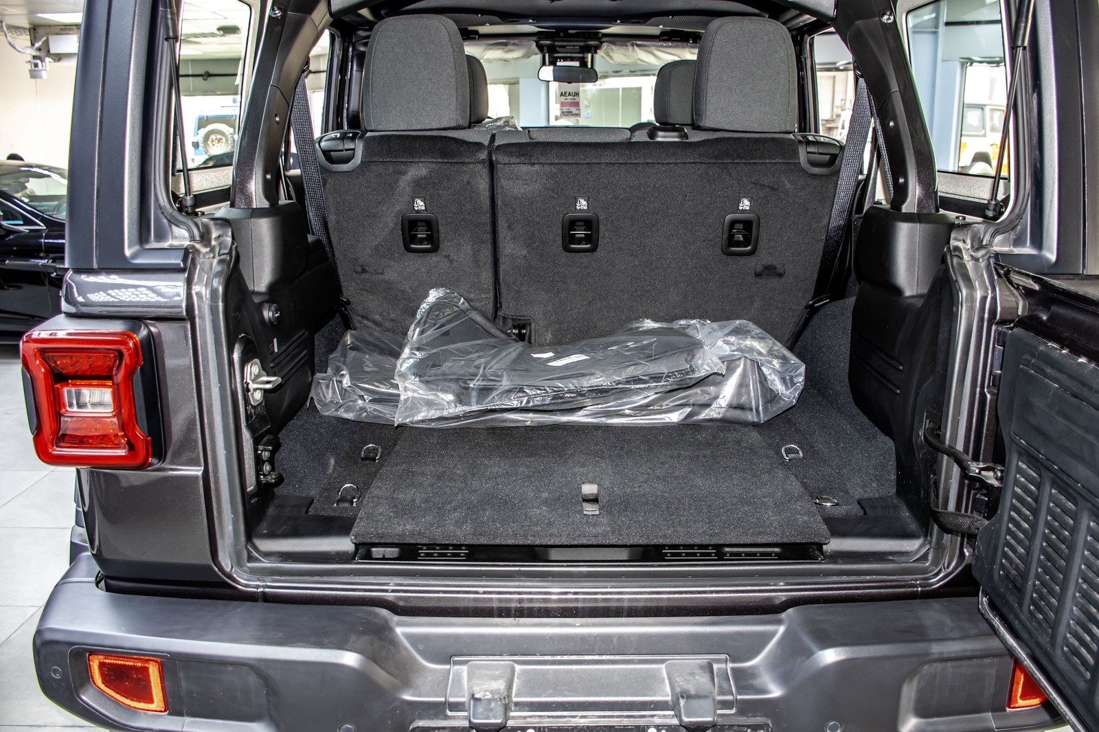 Jeep Wrangler Unlimited Sport 2024 GCC specs - Rough Country Lift - Image 20